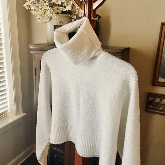Urban Outfitters women’s long sleeve cropped turtleneck sweater SZ XS white - Picture 3 of 8